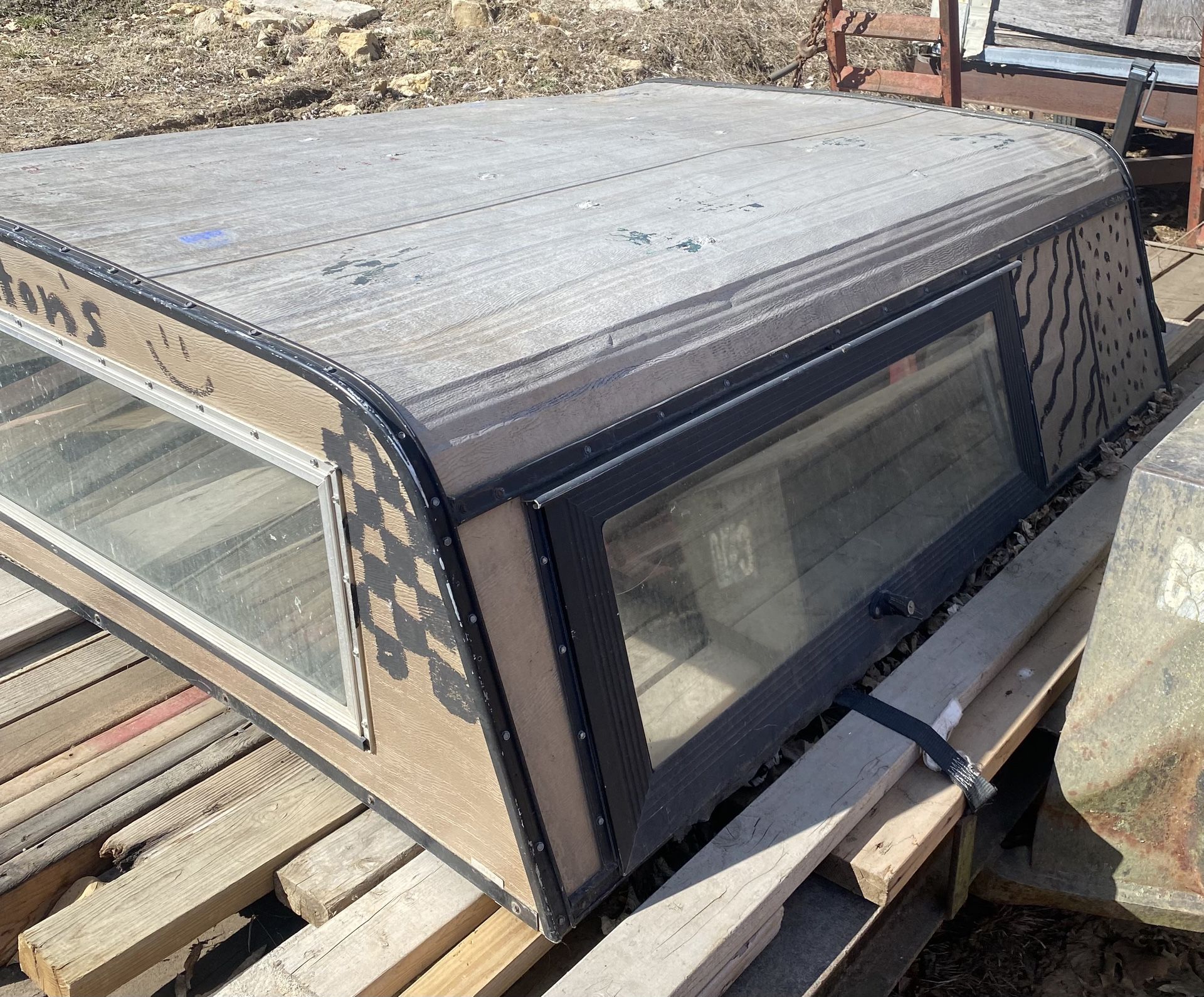 Camper shell, Medium size