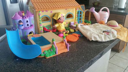 Dora 2 Story doll house with figurines and Dora toys