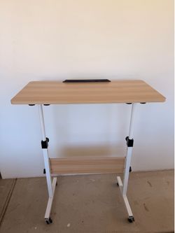 Adjustable standing desk