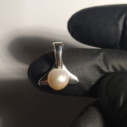 whale tail pearl pendant 