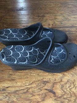 Ladies Size 9 Black Wedge Crocs