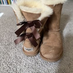 Uggs-Bows