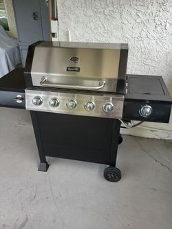 BBQ GIRL BY Dyna-Glo 6 burners in excellent condition very clean ready to use