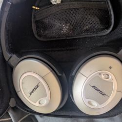 Acoustic Noise Canceling A Headphones Made By Bose