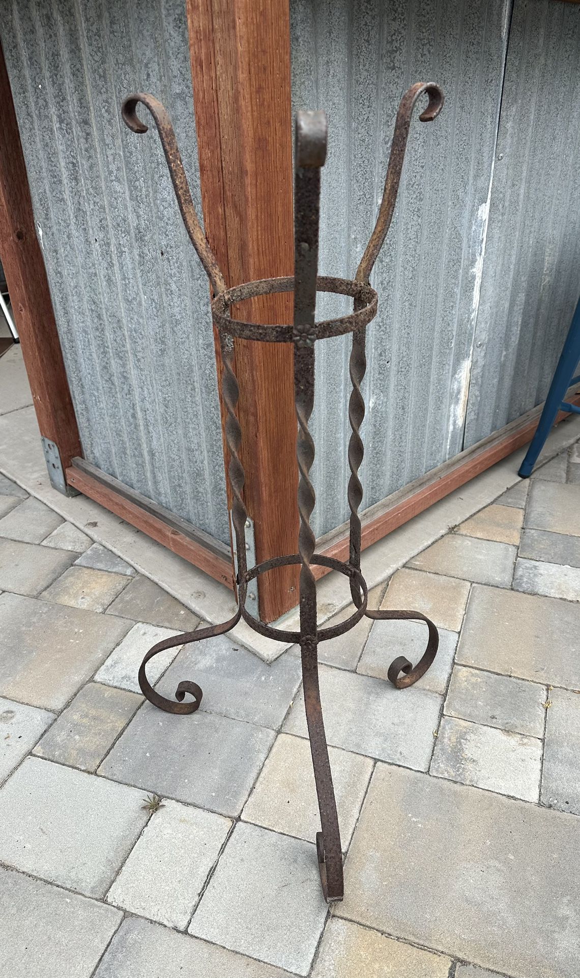 Vintage Wrought Iron Twisted Scroll Metal plant Stand 33” tall farmhouse decor