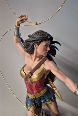 Wonder Woman Sideshow Collectibles Premium Format Statue.