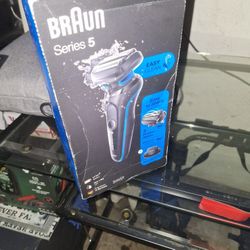 Braun Series 5 Shaver W/charger &accessories 