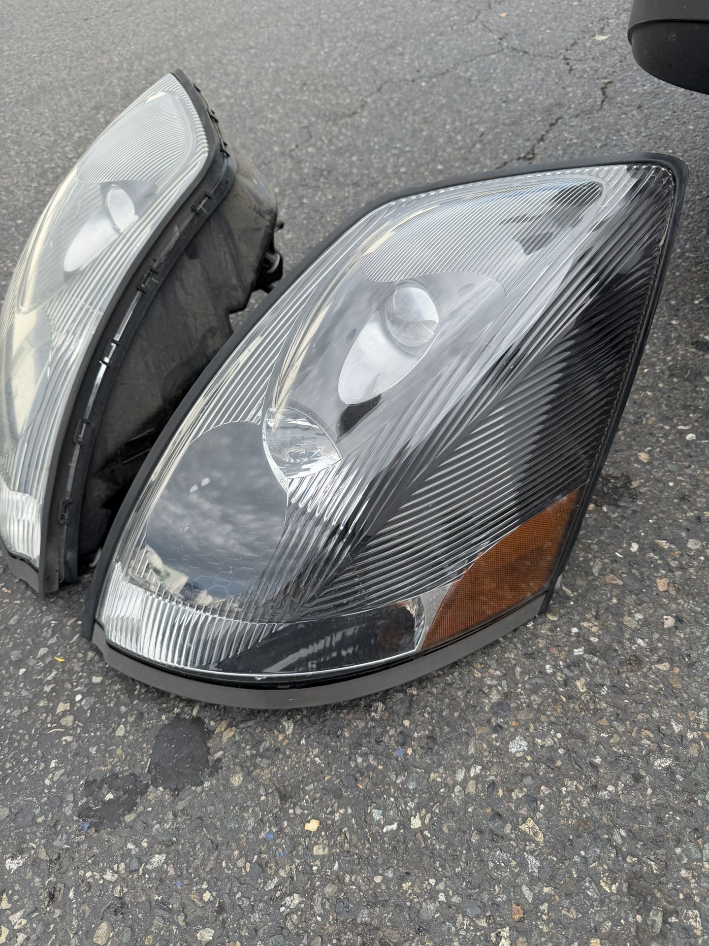 Volvo VNL Headlights