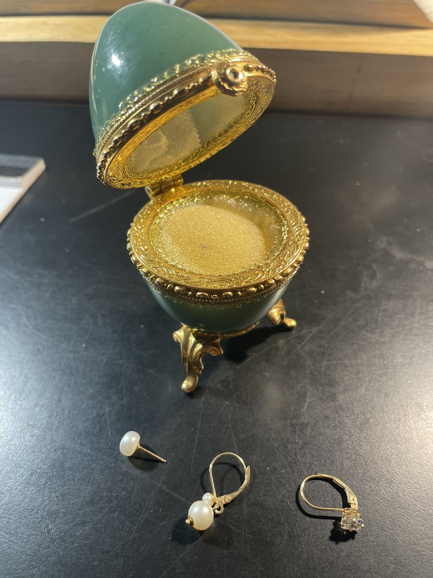 Egg- Shaped Earring Holder W/2 Pearl Earrings/1 Diamond Earring
