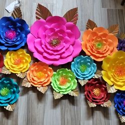 Paper Flowers And Paper Roses. Flores De Papel.