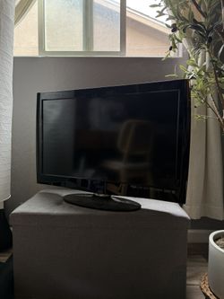 Vizio TV (32 Inch) $40 OBO