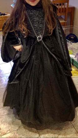 Halloween girls costume queen