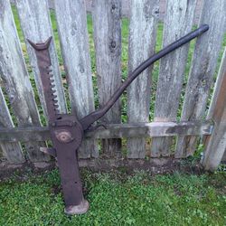 1950's old iron metal Jack very heavy can deliver 