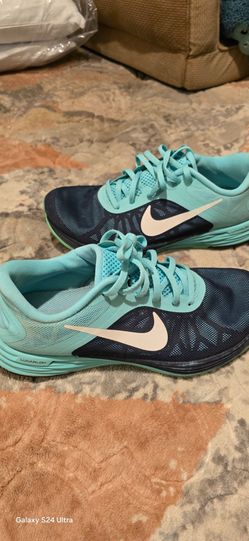 Tennis shoes