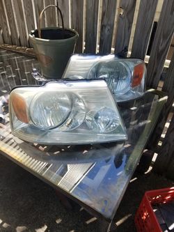 2004 Ford F150 front headlight assembly