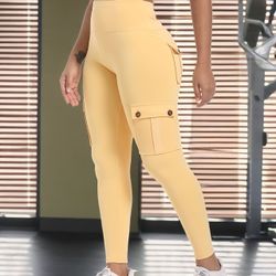 Women’s high rise yellow lift cargo scrunched  butt leggings pocket leggings size small