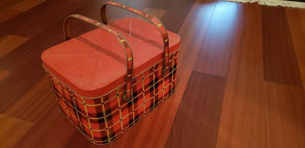 MID-CENTRY PLAID PICNIC BASKET