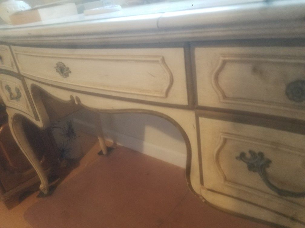 thomasville antique dresser great shape!