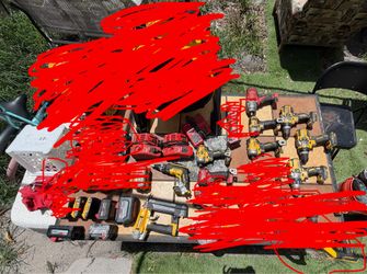 While sale de Walt tools/ Milwaukee