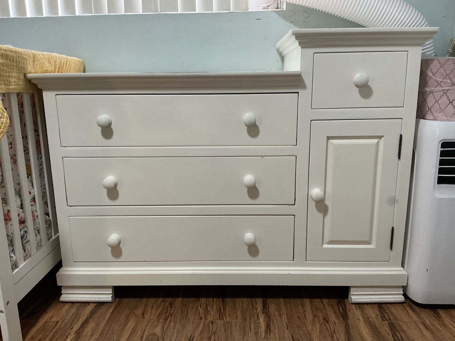 Pottery Barn Changing Table w/drawers White