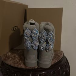 UGG. BOTAS.   NUEVAS.   SIZE.  #.   5.  $80