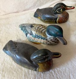 HERMOSOS TRIO DE PATOS ANTIGUO DE MADERA PRECIOSA A RELIEVE Y PINTADO A MANO