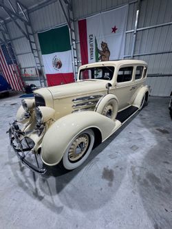 1933 OLDSMOBILE