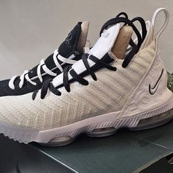 Nike LeBron 16 GS "Equality" in a White/Black colorway. 
6 Youth 
Excellent condition 
Like new with box
Pls see all pictures for details 
SKU/Style C