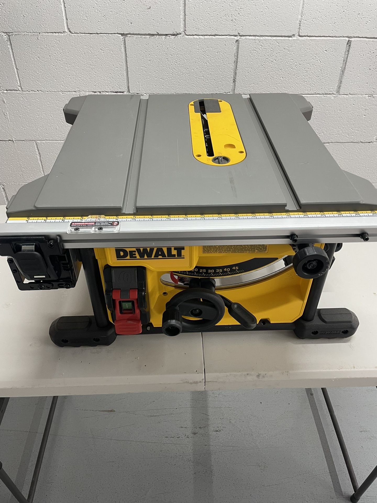 Dewalt 15 Amp Corded 8-1/4 in. Compact Portable Jobsite Table saw Tablesaw (Basically New) DWE7485