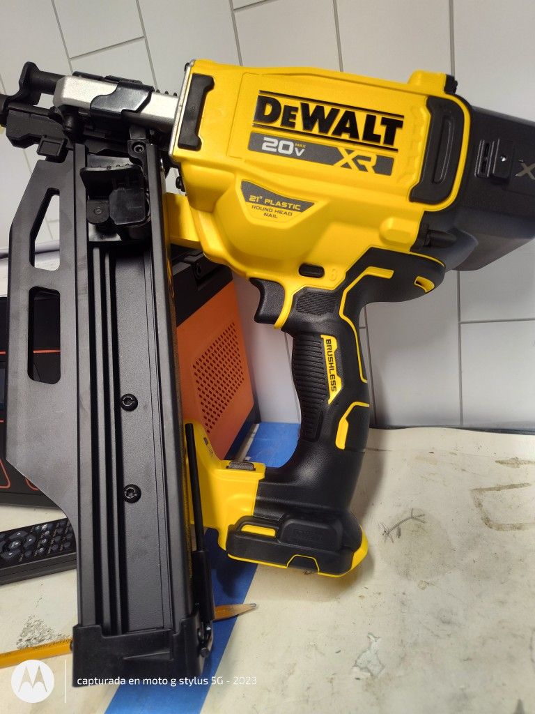 DeWalt 20 - Volt 21' Cordless Framing Nailer
