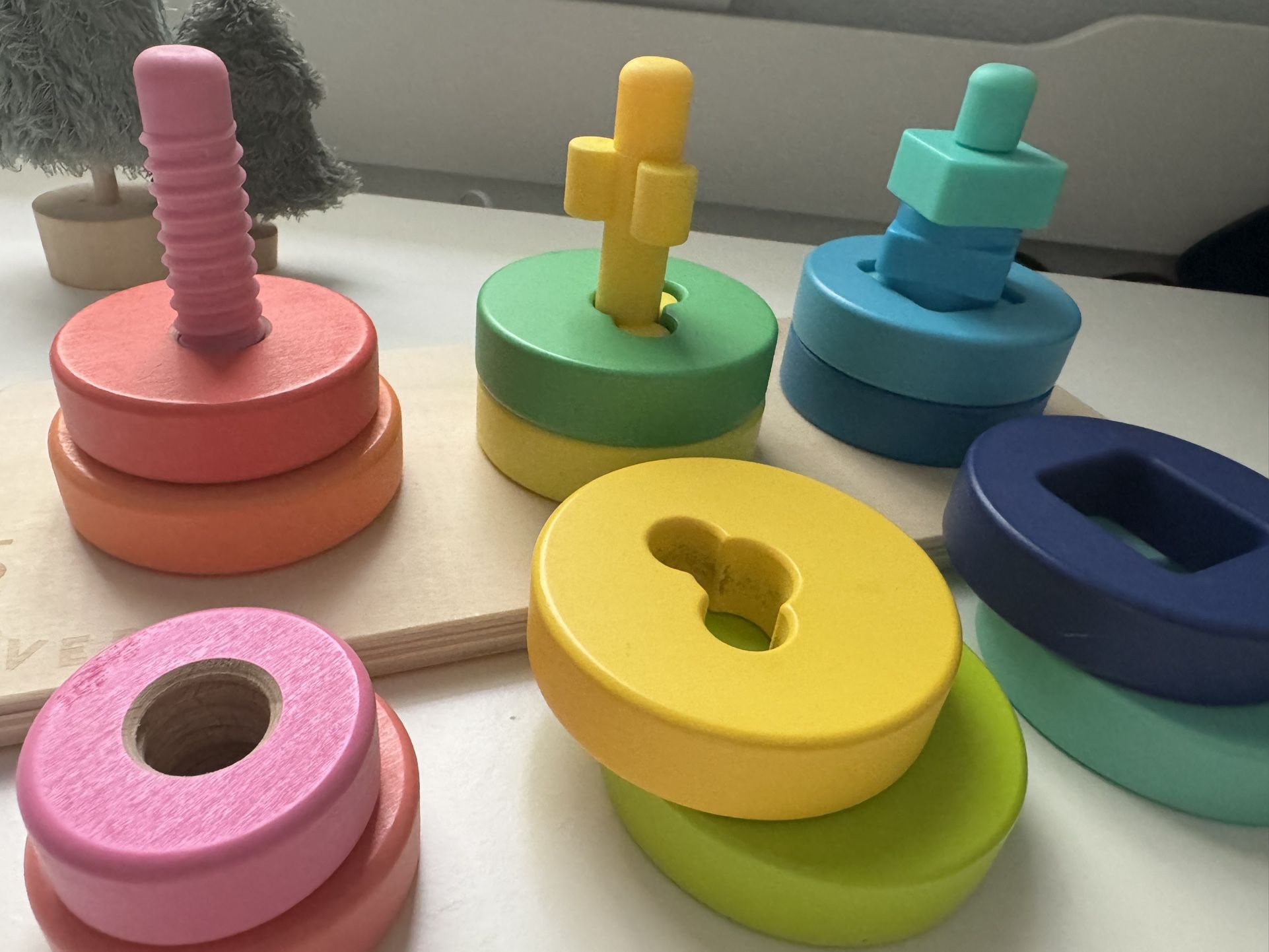 Lovevery- Twist & Pivot Pattern Puzzle