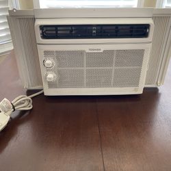 Air Conditioner Toshiba Window Unit. Like New