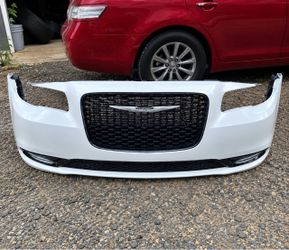 Chrysler (contact info removed)-2023 WHITE OEM FROMT BUMPER