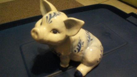 Vintage Deflt Style Sitting Pig.