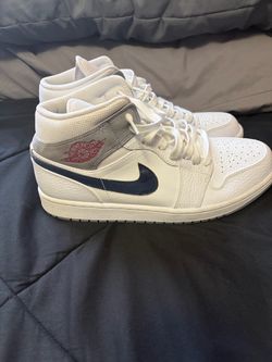 Men’s Air Jordan mid white Paris size 11 shoes