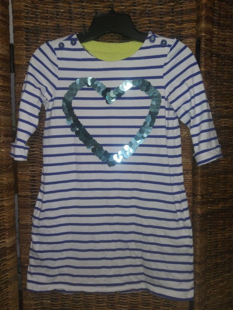 Crazy 8 Girl's Size 10/12 White Blue Stripe Dress Sequin Heart Pockets
Excellent Condition!!
**Bundle and save with combined shipping**