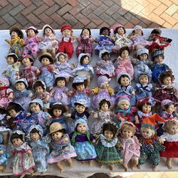 Gi-Go Expression Dolls Lot Of 31