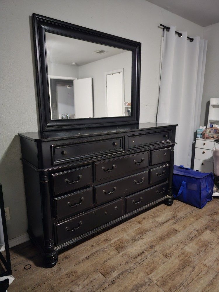 10 Drawer Dresser/w Mirror Furniture
