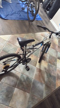 Mongoose MGX Prowler Mountain Bike, 26", silver with blue forks Dual Suspension