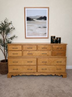Light Wooden 11-Drawer Dresser
