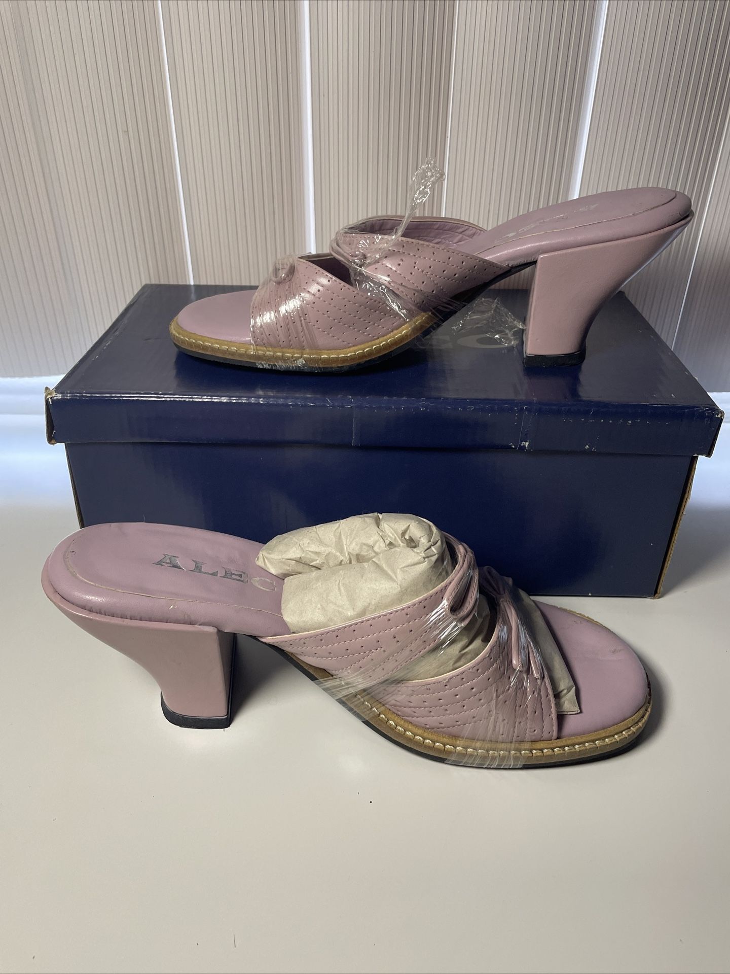 New With Box  Alec Dotti Pale Pink Leather Heels Women’s Size 9