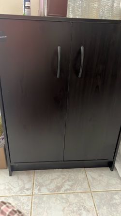Shoe cabinet