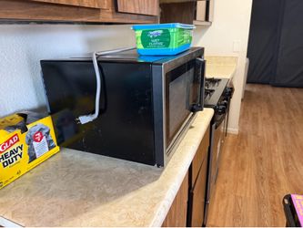 This microwave/convection oven is in perfect condition