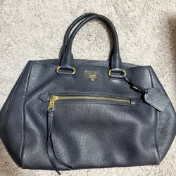  𝐏𝐫𝐚𝐝𝐚  Leather Tote Bag - Black  