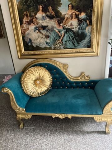 Beautiful, Gorgeous Victorian Chase With The Beautiful Pillow