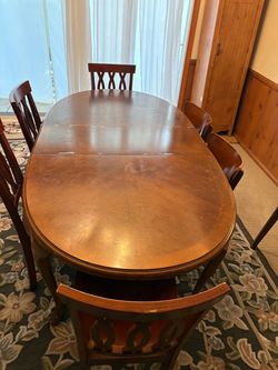 Table w 2 leaflets and 6 chairs