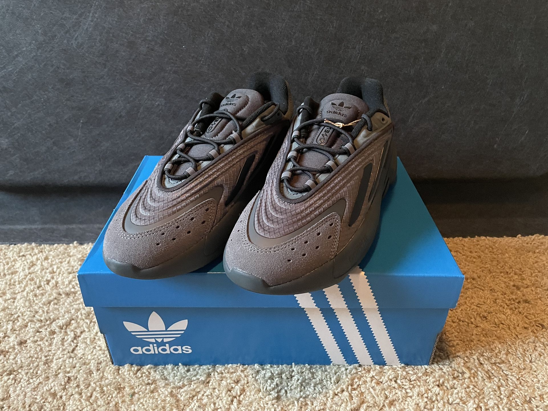 Adidas Ozelia Size 8 Women’s / Size 6 Mens