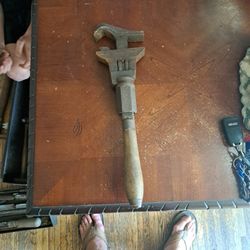 Old Pipe Wrwnch