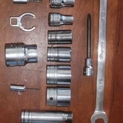 SNAP ON TOOLS SOCKETS LOT Of 14 Pcs  AND A 9/16 Open Wrench  + 4 Mac Sockets 