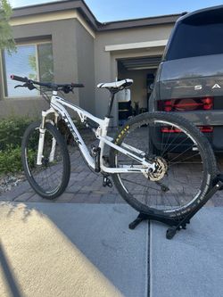 Trek Mountain Bike 29in (Comes with stand and rack)